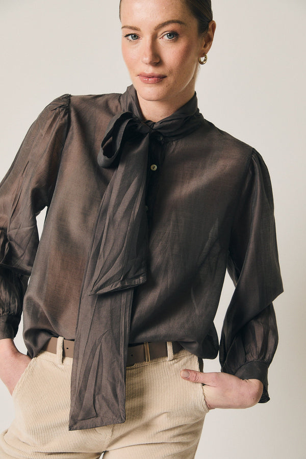 Blusa fina con lazo marrón