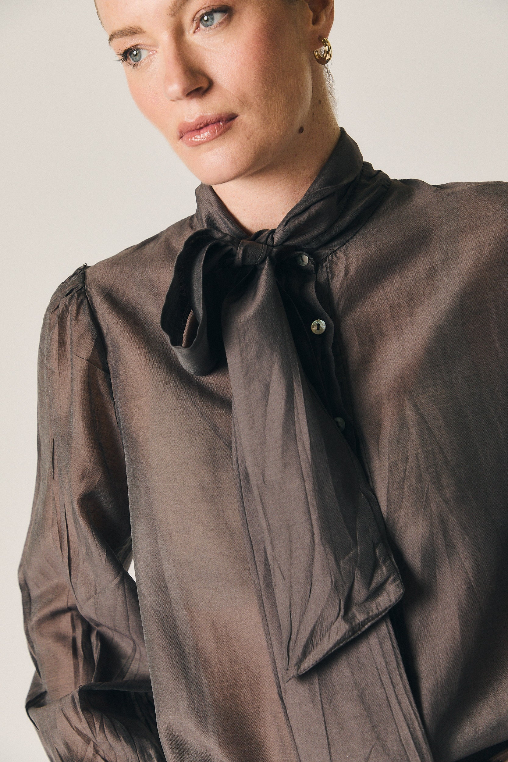 Blusa fina con lazo marrón