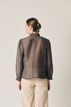 Blusa fina con lazo marrón
