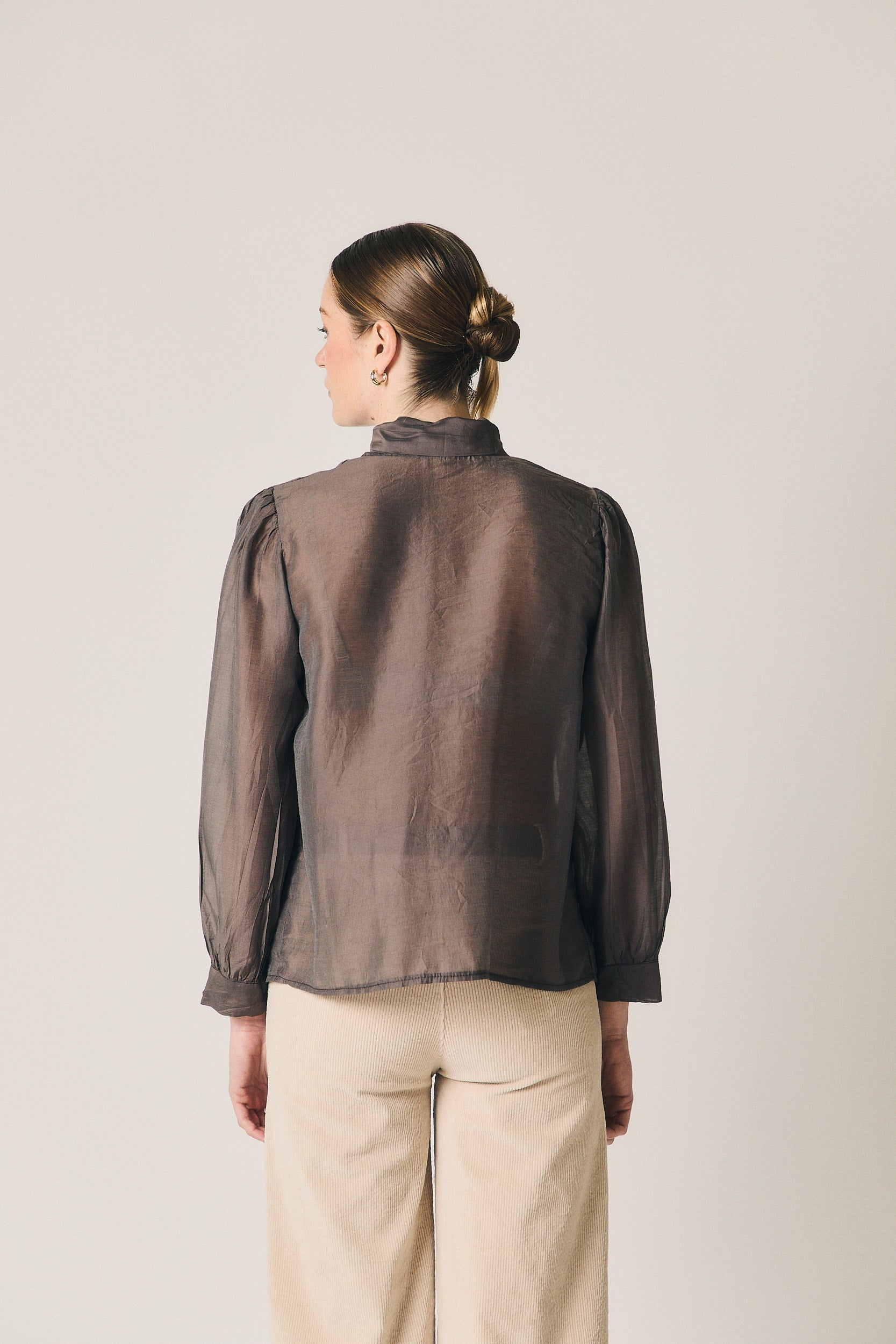 Blusa fina con lazo marrón